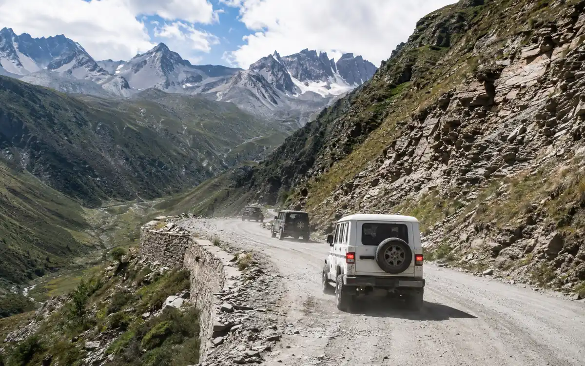 Best time for the Adi Kailash and Om Parvat yatra – mountain road and travel scenery in Uttarakhand