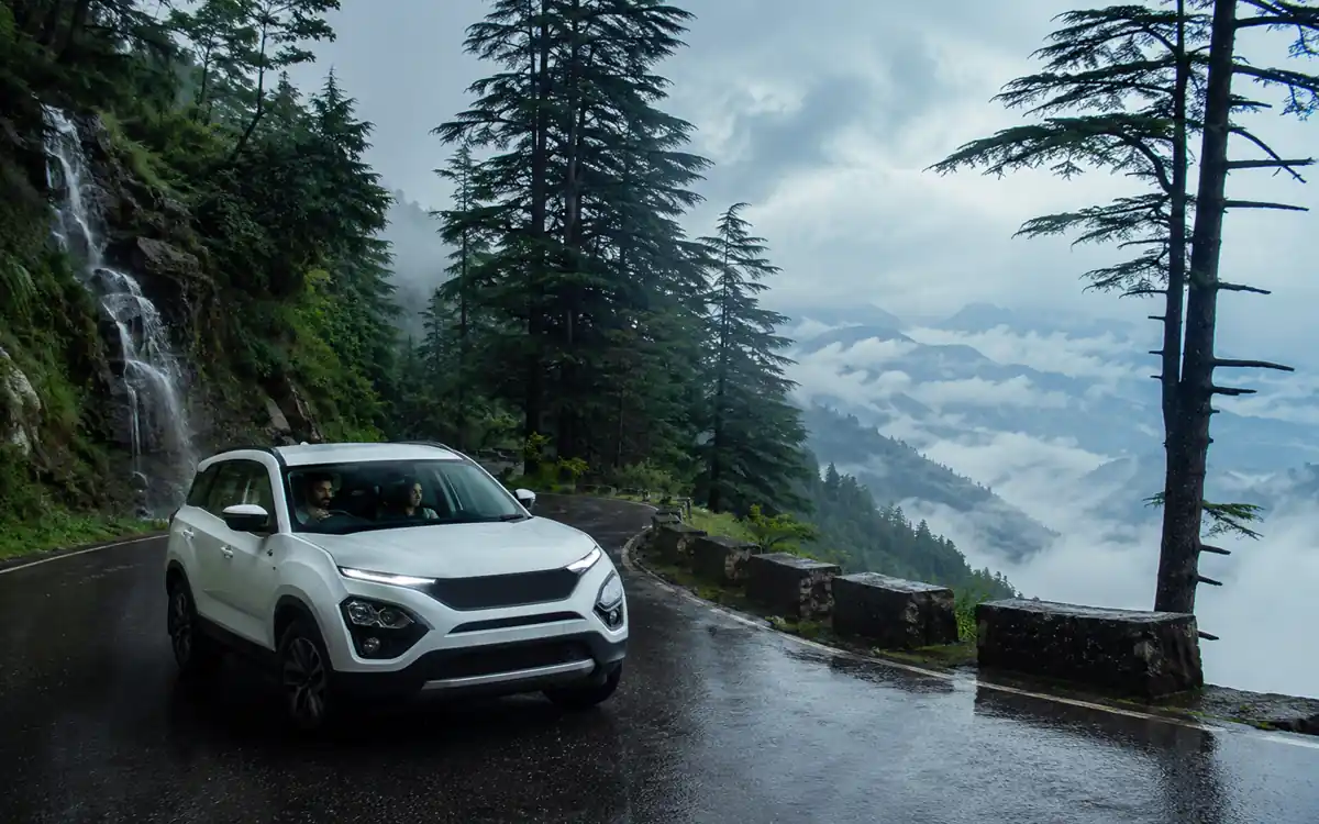 Travelling Kumaon in the monsoon – mountain road and travel scenery in Uttarakhand