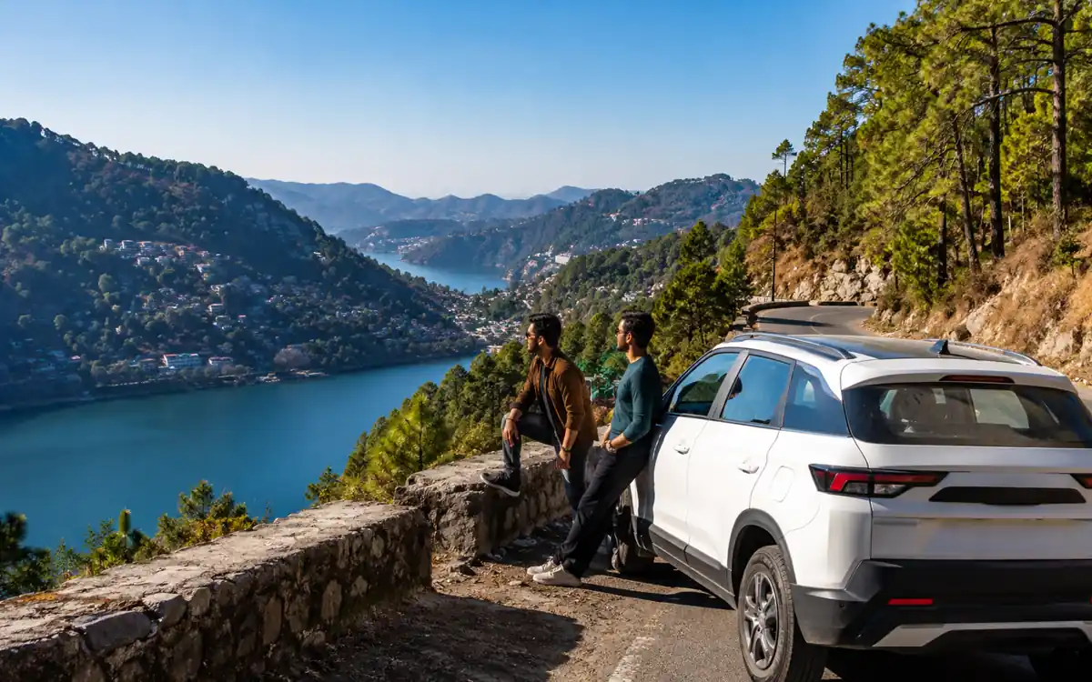 Nainital or Bhimtal: choosing a base in Kumaon – mountain road and travel scenery in Uttarakhand